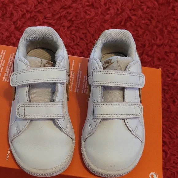 Nike Kids White and Gold Sneakers - Picture 4 of 5